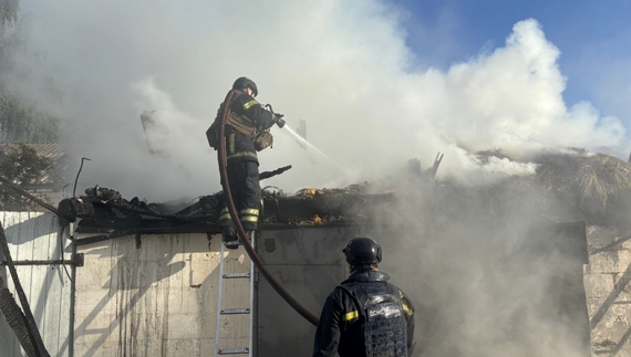 Пожежа у селі Семенівської громади після влучання безпілотника. 29 серпня 2025 року