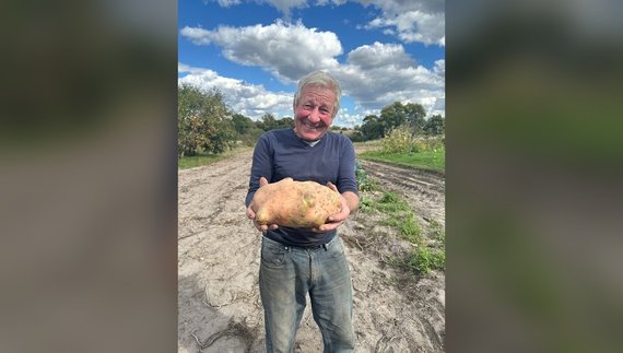 Анатолій Туровець з картоплиною-велетнем.