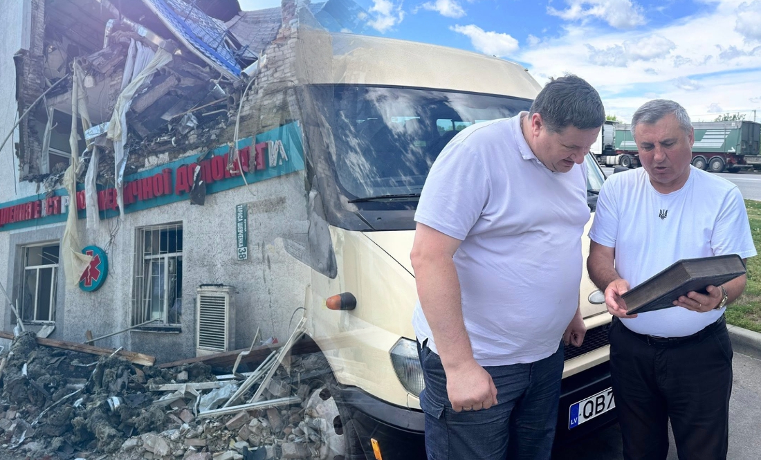 Егілс Хелманіс ліворуч