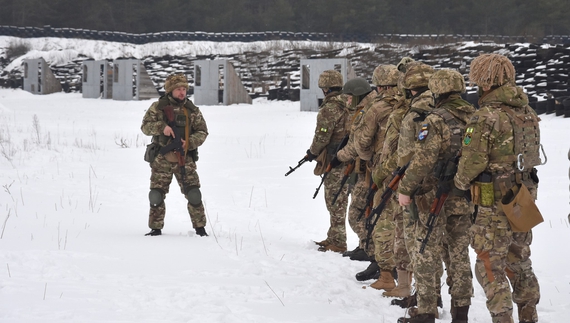 Зберегти своє життя і побратимів: на Чернігівщині відбувся випуск першого курсу військових інструкторів