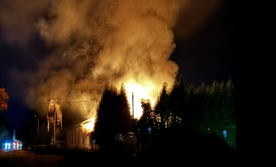 Пожежа у Новгород-Сіверському після обстрілів. 4 жовтня 2025 року