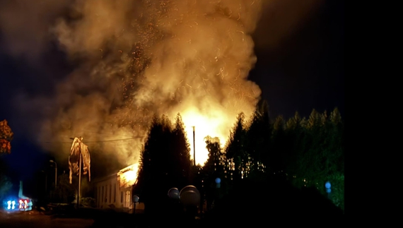 Пожежа у Новгород-Сіверському після обстрілів. 4 жовтня 2025 року