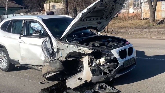 Небезпечний маневр завершився ДТП: біля Чернігівської політехніки водій розтрощив BMW