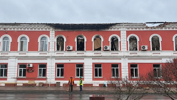 «Заходиш на другий поверх і бачиш небо»: чому не відбудовують Прилуцьку міськраду