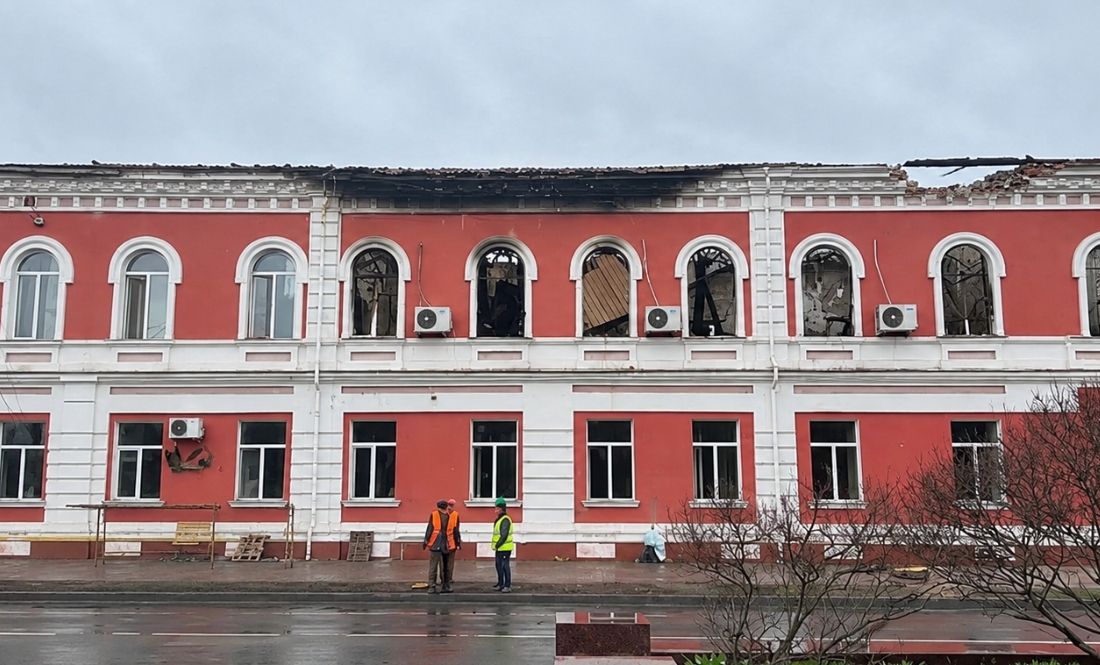 «Заходиш на другий поверх і бачиш небо»: чому не відбудовують Прилуцьку міськраду