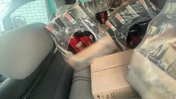 У Чернігові патрульні затримали двох водіїв: незаконно перевозили спирт та готові алкогольні напої