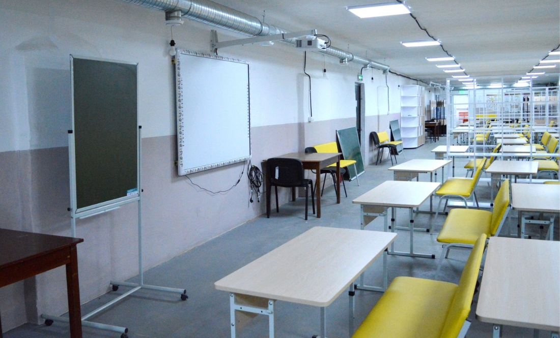 Уроки можна проводити в сховищі: як навчаються діти в селищній школі