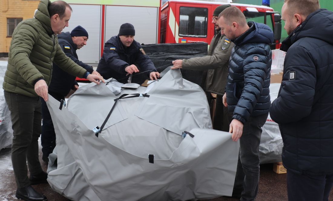 Щоб зігріти людей у громадах: данська компанія ROCKWOOL передала намети для рятувальників