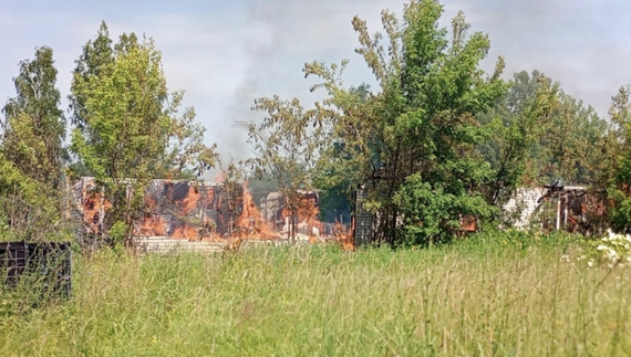 Пожежа у Новгород-Сіверській громаді після обстрілів. 10 липня 2025 року