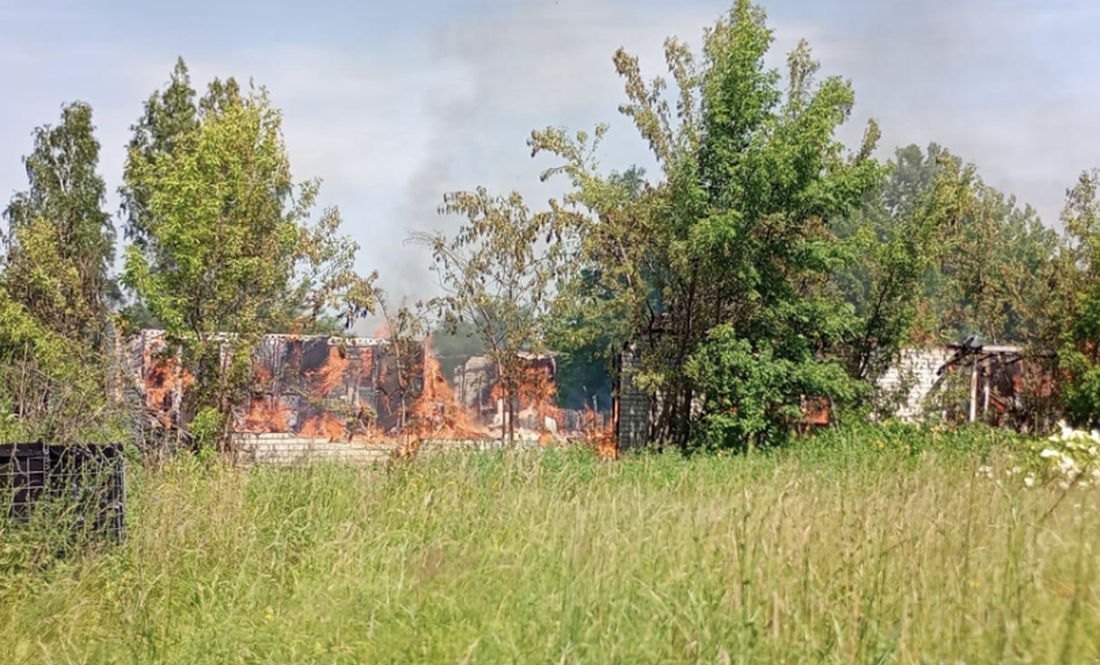 Пожежа у Новгород-Сіверській громаді після обстрілів. 10 липня 2025 року