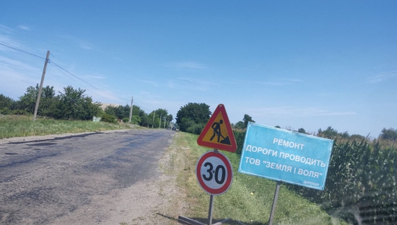 Місцеві та агропідприємство на Чернігівщині ремонтують дороги - кладуть «холодний асфальт»