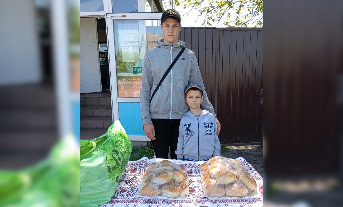 Брати продають бабусині пиріжки: почім випічка і на що збирають гроші