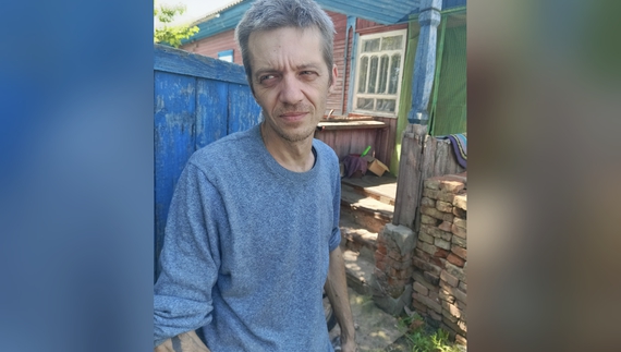 Дмитро Коваленко біля свого двору в Березні