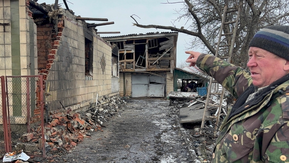 Микола Ігнатенко показує, куди прилетів шахед