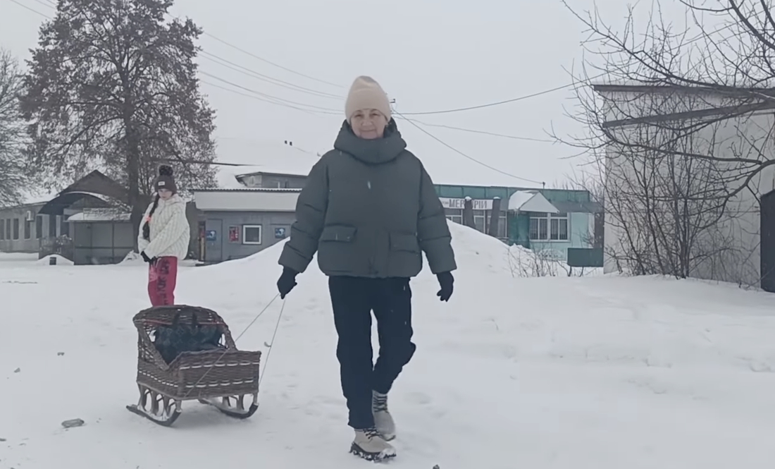 3-річна Світлана МАГЛИЧ з онукою Беатріс повертаються з крамниці в Макошиному на Менщині