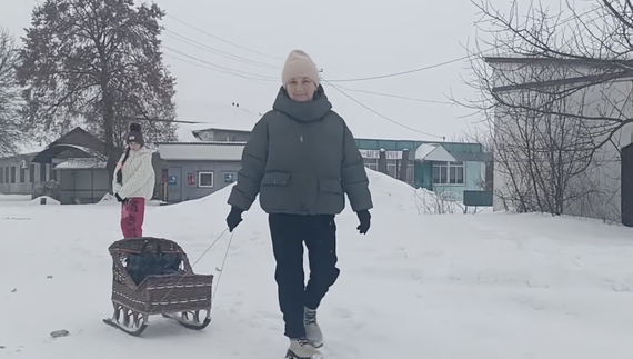 3-річна Світлана МАГЛИЧ з онукою Беатріс повертаються з крамниці в Макошиному на Менщині