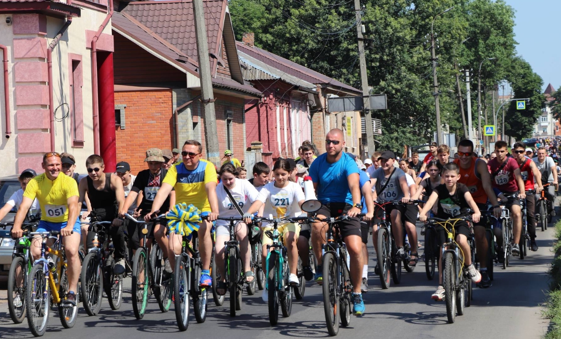 У Ніжині відбувся благодійний велопробіг. Хто виграв велосипед