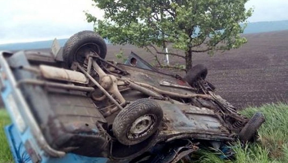 На Чернігівщині автівка врізалася у дерево – двоє людей госпіталізовані