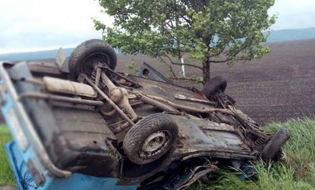 На Чернігівщині автівка врізалася у дерево – двоє людей госпіталізовані