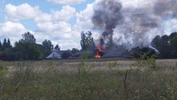 Горіли будинки: ворог обстріляв 7 прикордонних сіл Чернігівщини