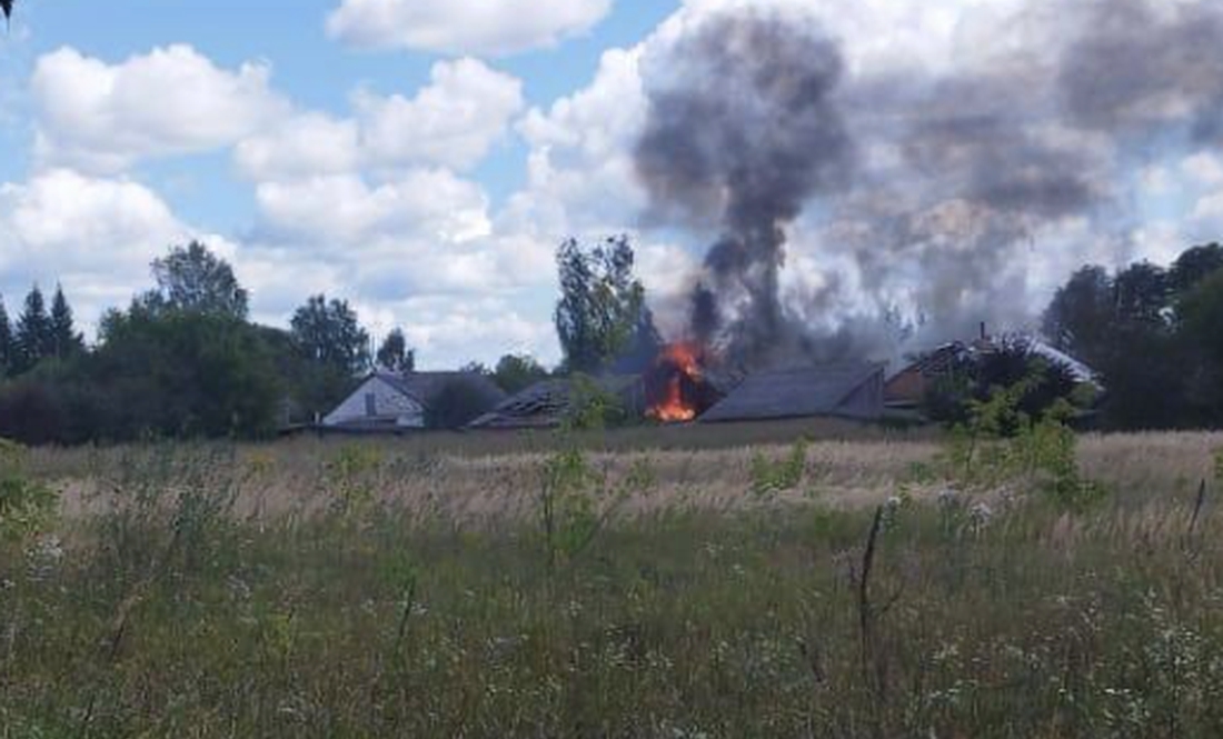 Пожежа у Семенівський громаді після ворожого обстрілу. 14 серпня 2024 року