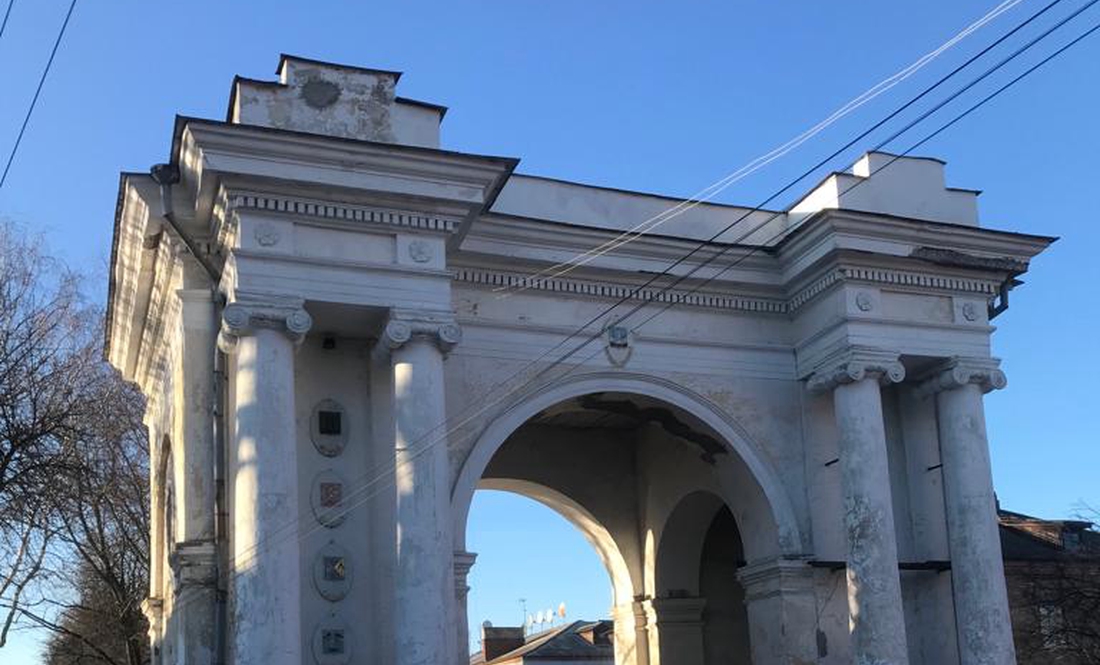 Тріумфальна арка в Новгород-Сіверську сиплеться після зими