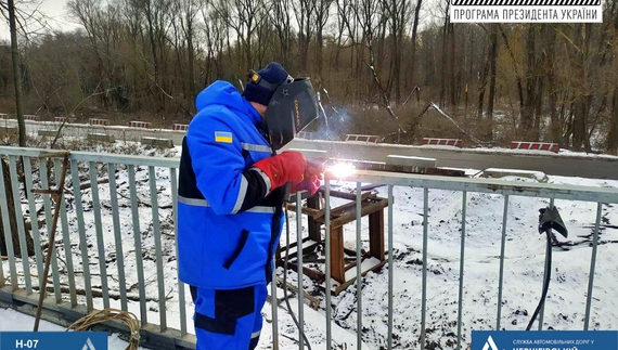 На мосту через річку Лисогір тривають зварювальні роботи