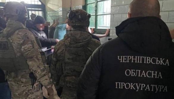 Збував зброю з-за ґрат: ув'язненого Чернігівського СІЗО засудили на 4 роки