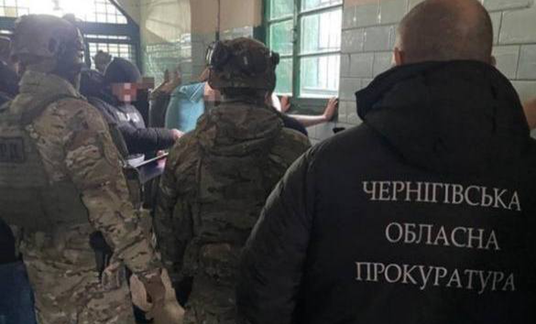 Збував зброю з-за ґрат: ув'язненого Чернігівського СІЗО засудили на 4 роки
