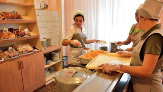 У Чернігові кухарів КП "Шкільне" возитимуть на роботу в комендантську годину