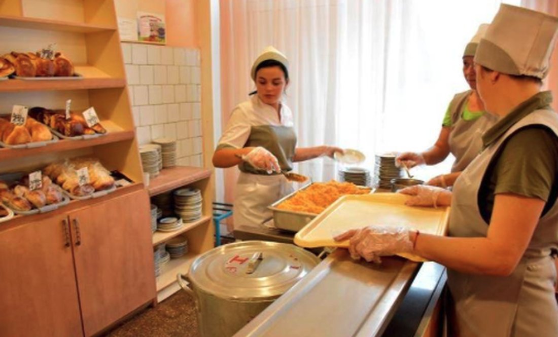 У Чернігові кухарів КП "Шкільне" возитимуть на роботу в комендантську годину