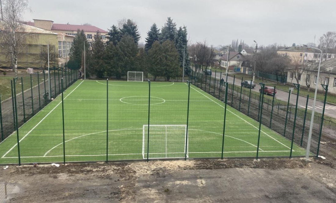 У гімназії відкрили нове футбольне поле. А коментарі під дописом закрили