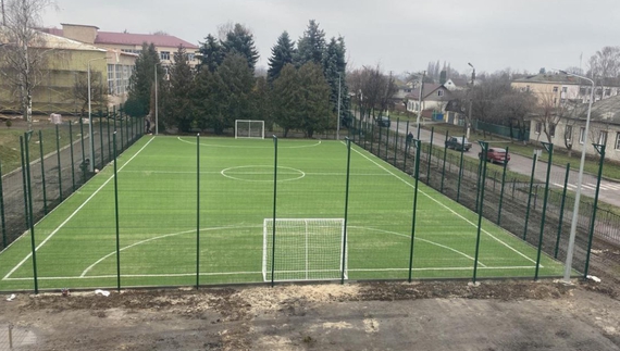 У гімназії відкрили нове футбольне поле. А коментарі під дописом закрили