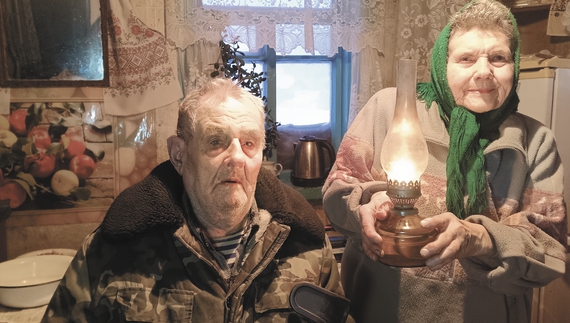 Сергій та Валентина Сапони з гасовою лампою, Борзнянська громада