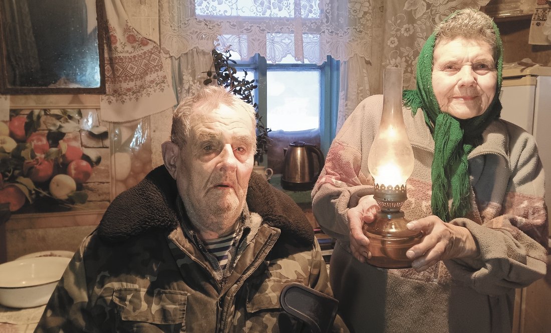 Сергій та Валентина Сапони з гасовою лампою, Борзнянська громада