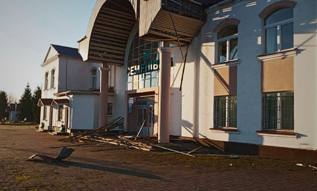 Залізничний вокзал у Семенівці після обстрілу