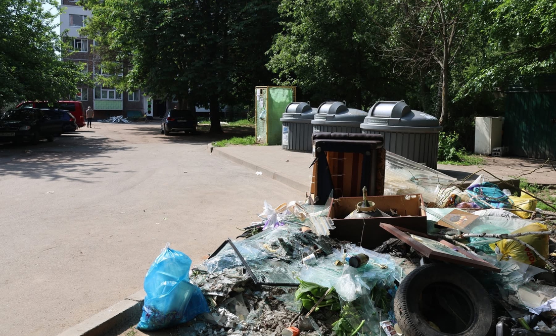Комунальники Чернігова скаржаться - критично не вистачає робочих рук прибирати будівельне сміття, яке лишили по собі шахеди