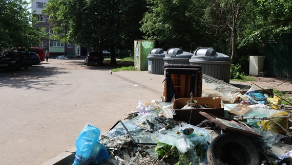 Комунальники Чернігова скаржаться - критично не вистачає робочих рук прибирати будівельне сміття, яке лишили по собі шахеди