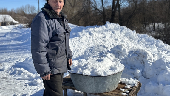 Сергій Семенцов з Острова Надії сніг вивозить на санках у балії
