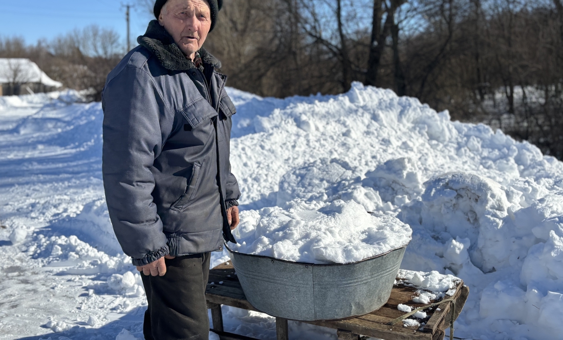 Сергій Семенцов з Острова Надії сніг вивозить на санках у балії