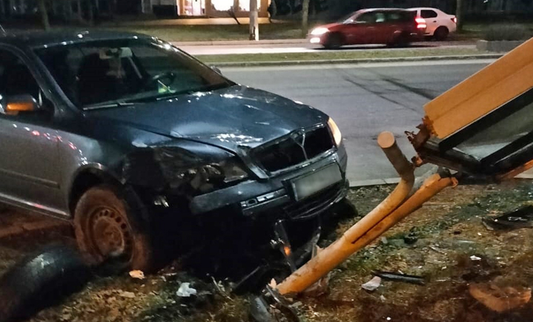 У Чернігові п’яний водій зніс сітілайт