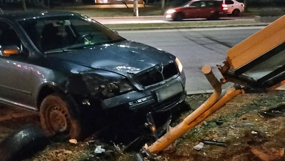 У Чернігові п’яний водій зніс сітілайт