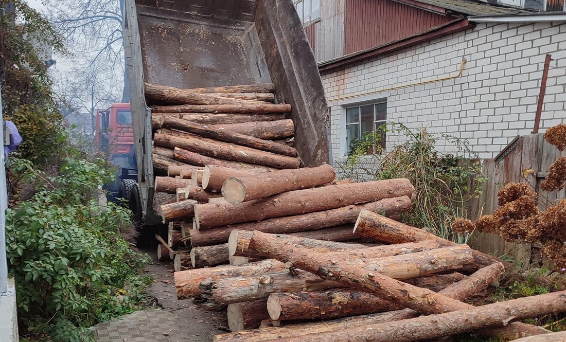 У Новгород-Сіверській громаді почали відвантажувати деревину за субвенцію домогосподарствам. Без скандалу не обійшлося