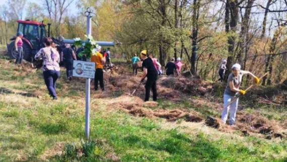 Громада на Чернігівщині вперше колективно прибирає кладовища