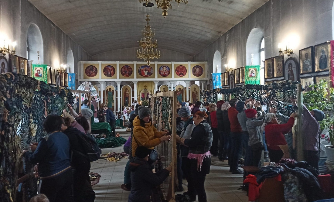 Не молитвами єдиними: у храмі на Чернігівщині сплели понад 5 кілометрів маскувальних сіток