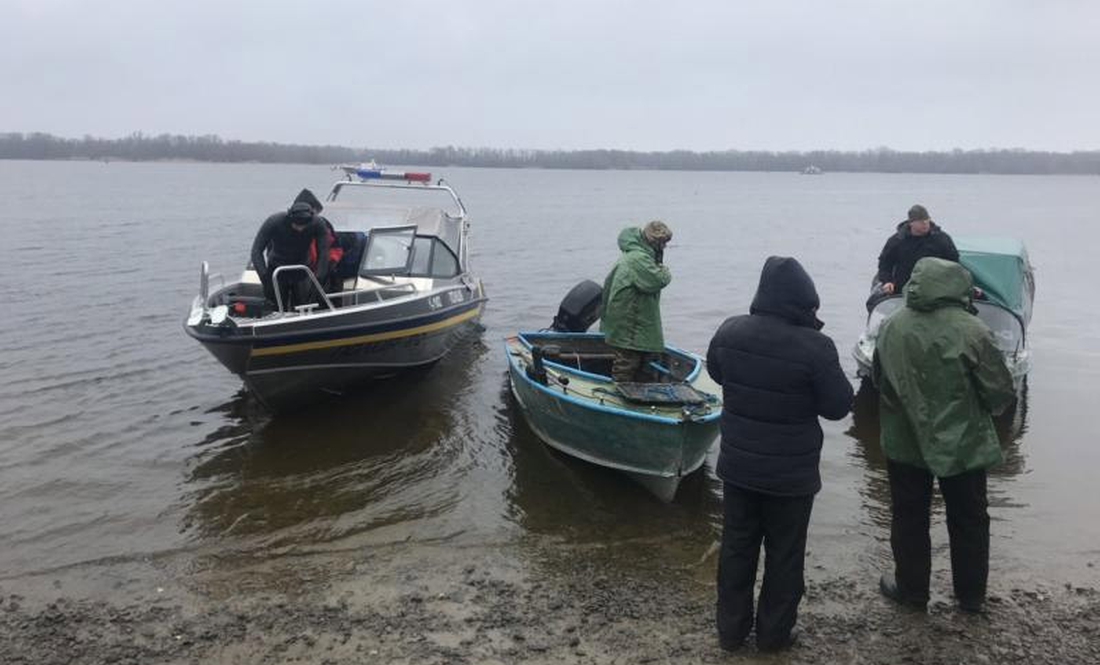 На Чернігівщині рятувальники дістали з озера тіло рибалки - перевернувся човен