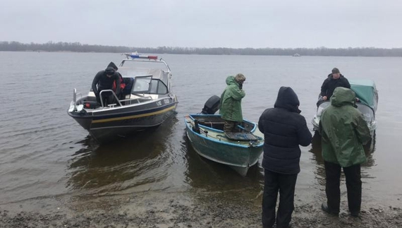 На Чернігівщині рятувальники дістали з озера тіло рибалки - перевернувся човен