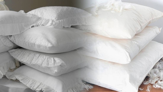 Жінка чистить 100-річні  подушки. Усередині цвяхи, свічки, зерно і сушені жаби