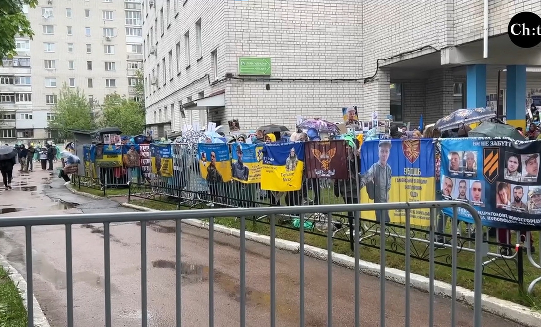 Чекають вісточок про рідних і зустрічають захисників: як відбувався черговий обмін полоненими