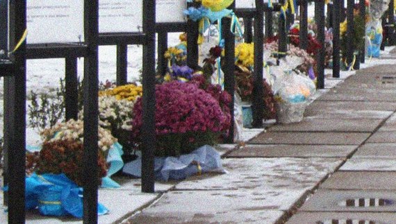 У місті на Чернігівщині придумали, як боротися з вандалами, що крадуть квіти з меморіалу